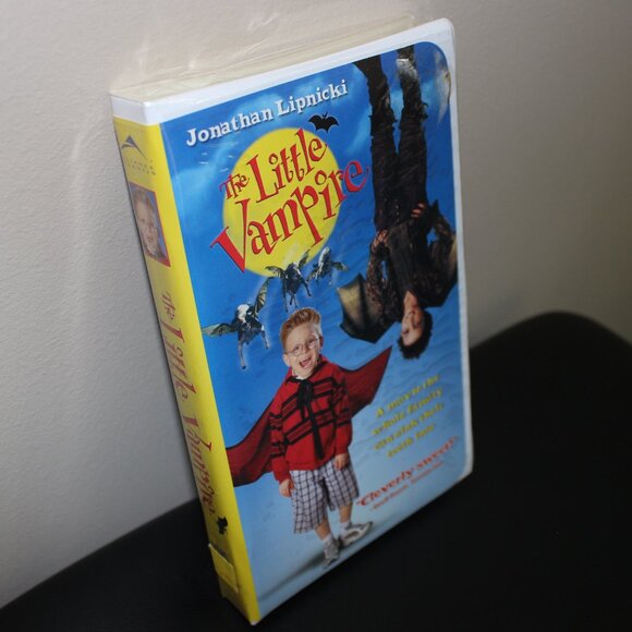 3/$55❤️LITTLE VAMPIRE 2000 Alliance Canada Clamshell VHS 2001 Jonathan Lipnicki - Picture 2 of 6